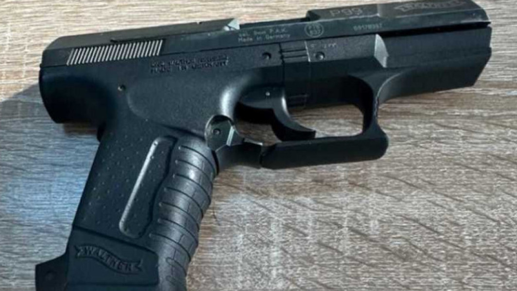 Alertă în București: Pistolul unui fost ofițer SRI, furat din casă