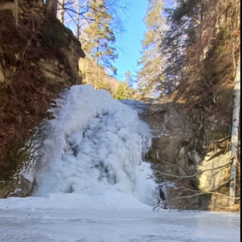 Cascada Casoca, atracție turistică înghețată în comuna Siriu