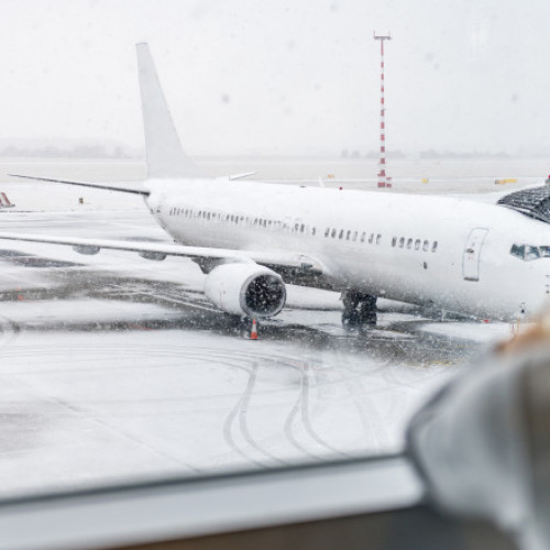 Activități de deszăpezire continuă pe aeroportul Otopeni