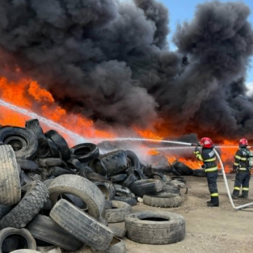Incendiu la un depozit de anvelope uzate din Tulcea