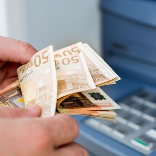 Polițiștii din Maramureș au recuperat 7.200 de euro dintr-un bancomat