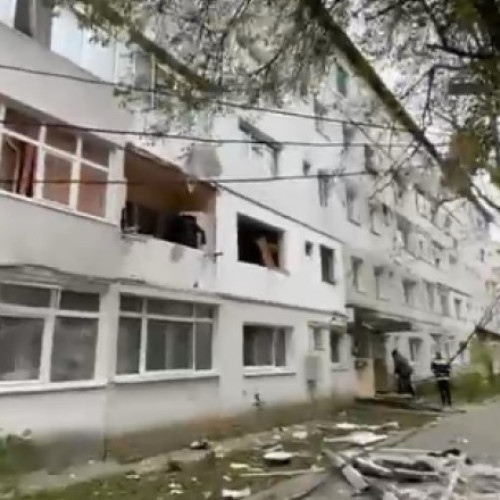 Explozie în bloc din Bacău: trei oameni la spital