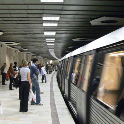 Barbat sinucis sub metrou la Unirii, trafic blocat