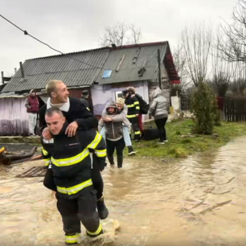 Tineri Salvați de Pompieri din Apa în Inundații: "Nu Voiau să și Ude Papucii?