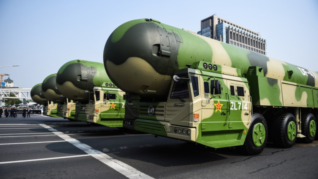 China se pregătește să implementeze o strategie nucleară periculoasă, asemănătoare cu cele folosite în timpul Războiului Rece, potrivit unor surse. De mulți ani, Beijingul s-a distins prin o abordare mai defensivă față de arsenalul nuclear, fiind singura țară care s-a angajat că nu va fi prima care va folosi o armă nucleară într-un conflict. Totuși, schimbările recente indică faptul că China poate învăța să lanseze un contraatac imediat după detectarea unui atac nuclear inamic.