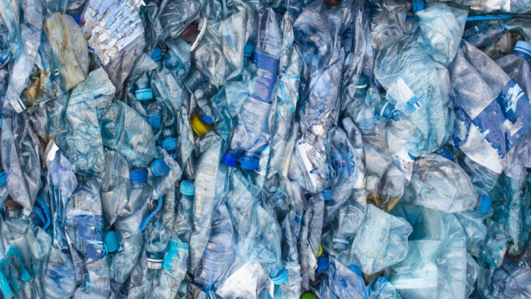 șapte țări, în frunte cu China, SUA și Arabia Saudită, domină producția mondială de plastic în 2024