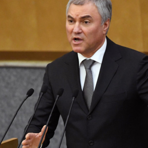 Veaceslav Volodin, președintele Dumei de Stat a Rusiei, a sosit luni în China cu scopul de a participa la a zecea reuniune a comisiei interparlamentare dintre cele două țări, relatează digi24.ro. În acest cadru, oficialul rus va discuta despre "răspunsul la presiunea sancțiunilor" și despre "ingerințele externe", notează sursa citată. Imaginile distribuie de media rusă, precum Russia Today, arată sosirea lui Volodin în Beijing în prima parte a zilei. Potrivit declarațiilor sale pentru agenția Sputnik, citată de digi24.ro, în timpul vizitei, va avea întâlniri cu oficialii chinezi pentru a discuta despre contracararea sancțiunilor și despre modul de a răspunde "ingerințelor externe".