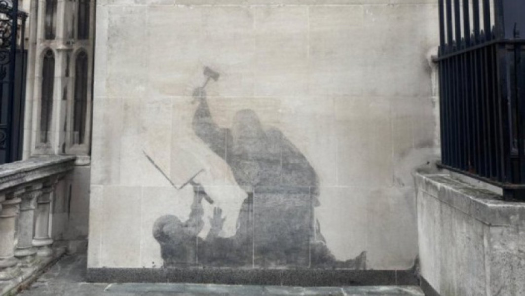 Banksy murală de la Justiția Regală din Londra a fost îndepărtată