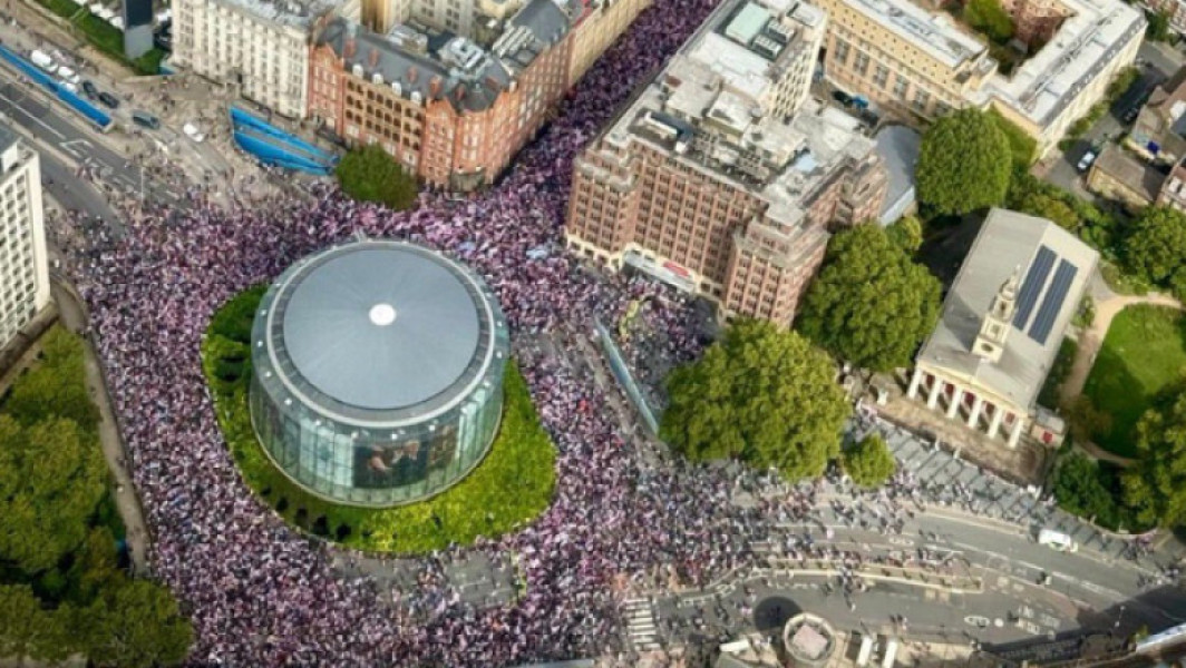 Video&Foto Manifestaţie uriașă pentru „libertatea de exprimare” la Londra, la apelul unui militant de extremă dreapta