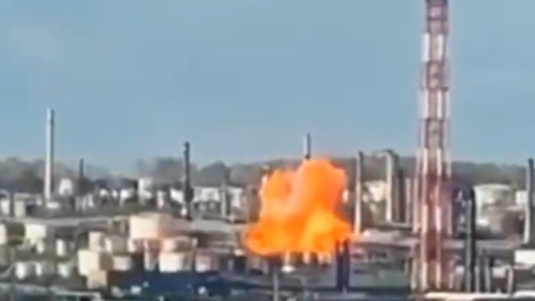 Video Ucraina a atacat cu drone una dintre cele mai mari rafinării de petrol din Rusia: un incendiu a izbucnit în instalație
