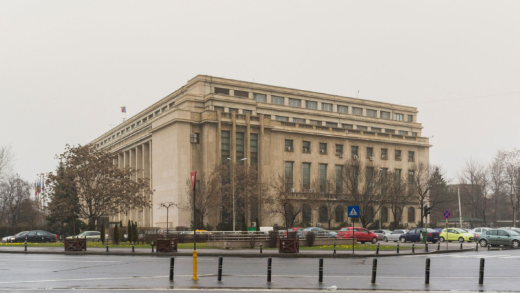 Sindicaliștii din administrația publică protestează luni dimineață în București. Ei amenință cu greva generală