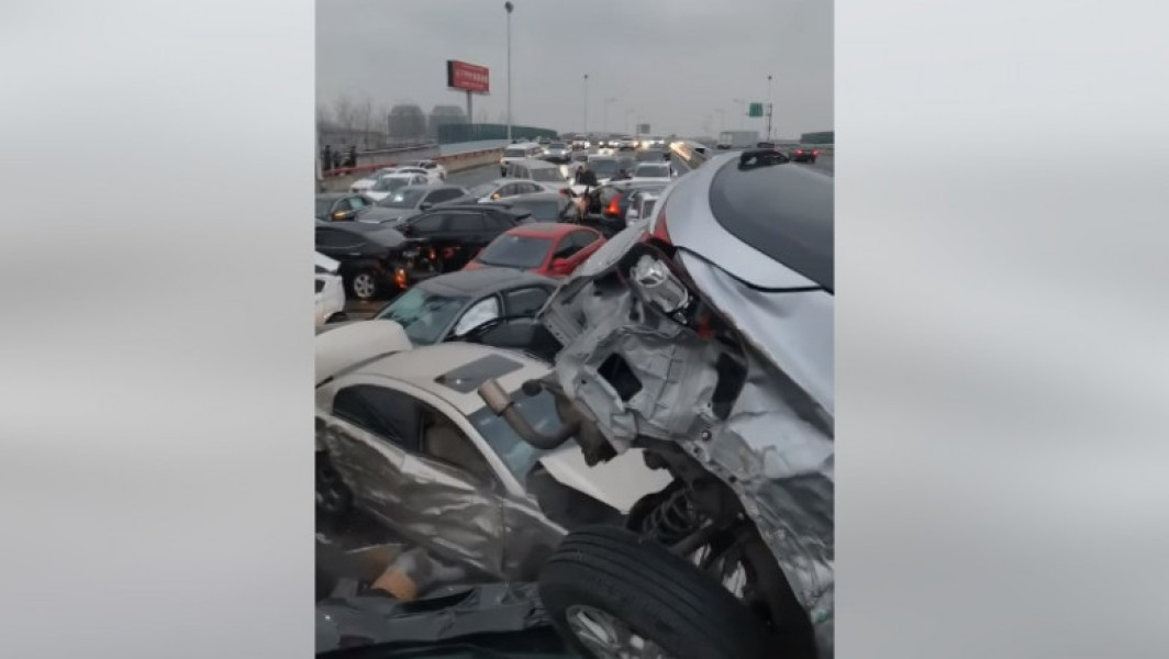 ACCIDENT DE VIAȚĂ Peste 100 de mașini implicare într-o coliziune pe o porțiune înghețată de autostradă din China