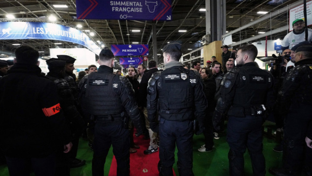 Protestatarii au forţat intrarea la Târgul de Agricultură în timpul vizitei lui Macron - VIDEO