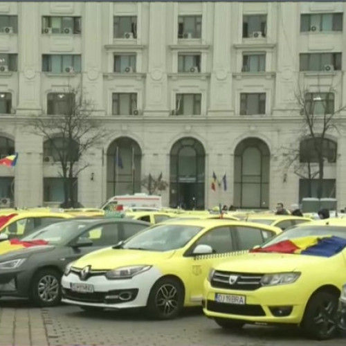 Taximetriștii protestează în București pentru modificarea legii privind transportul alternativ