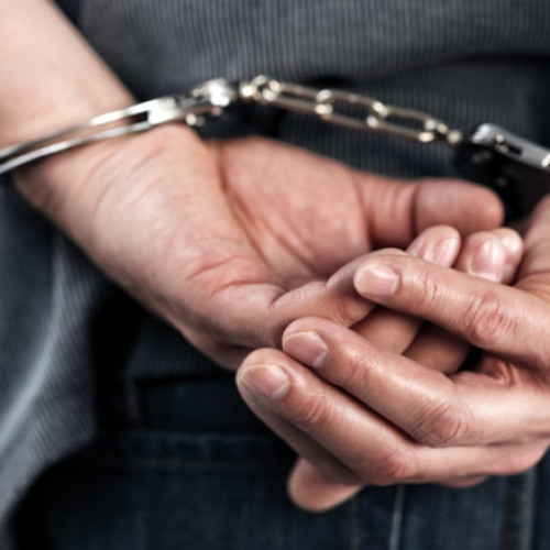 Bărbat din București arestat după ce a agresat sexual două tinere și a mușcat un polițist