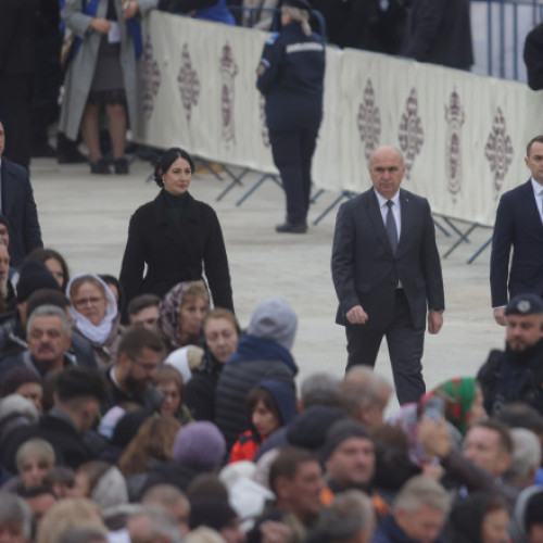 Huiduieli la ieșirea unor politicieni din Catedrala Mântuirii Neamului