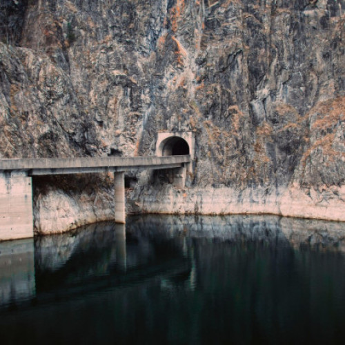 Exercițiu de deversare controlată a apei din lacul Vidraru a început miercuri dimineață