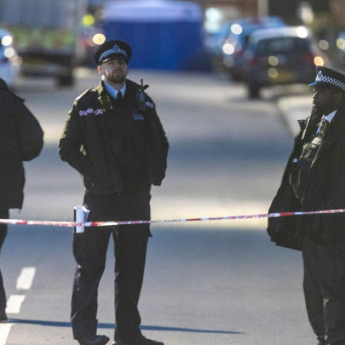 Un bărbat a murit și alte două persoane au fost rănite într-un atac cu cuțitul în vestul Londrei