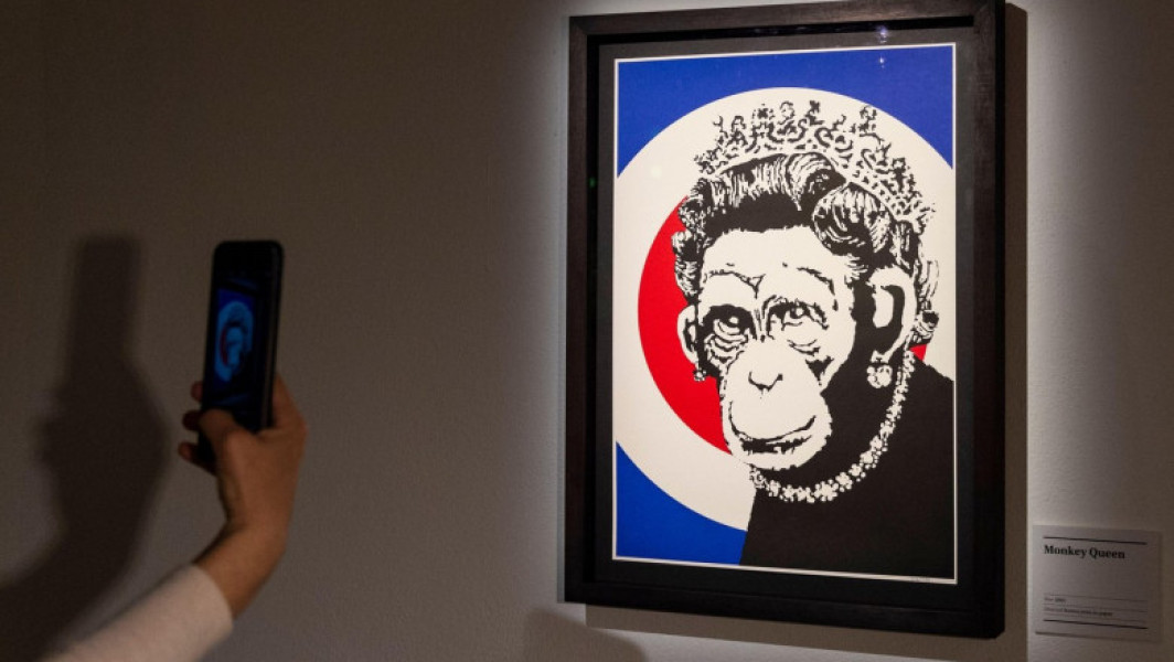 Banksy obligat să dezvăluie identitatea sa de către instanța în cazul gravurii cu Regina Elisabeta a II-a: Colecționarii de artă dau în judecată Pest Control, compania artistului de graffiti