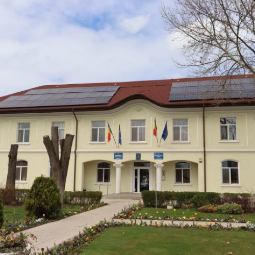 Administrația a pariat pe sursele regenerabile. Factura la energie electrică a comunei Brănești, mai mică cu 50% datorită panourilor fotovoltaice